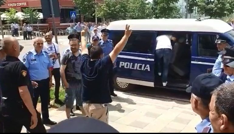 SULMUAN KZAZ-në NË KUKËS/ Punonjësit e bashkisë dalin me dy gishtat lart, nga qelia në arrest shtëpie (EMRAT)