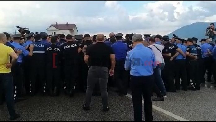 THYEJNË KORDONIN E POLICISË/ Militantët e PD nisen në këmbë drejt aeroportit të Kukësit