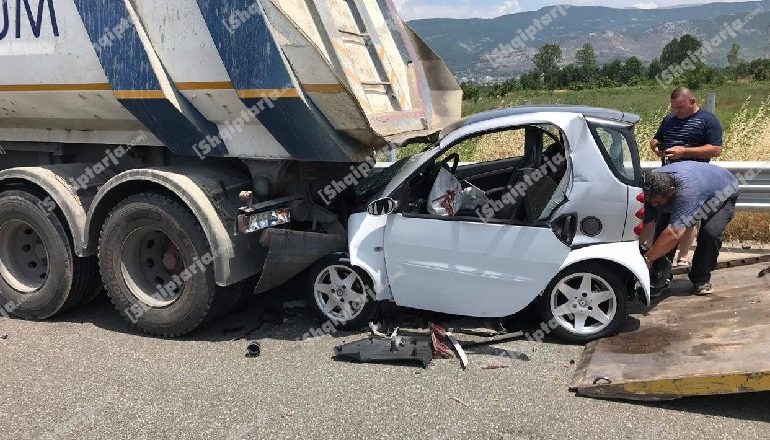 E RËNDË/ Goditi trajlerin nga pas, ndërron jetë vajza (EMRI)