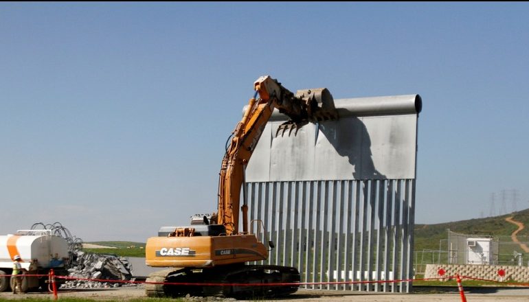 KËMBËNGUL SE MURI DUHET NDËRTUAR/ Trump: Babai dhe vajza që u mbytën në Rio Grande…