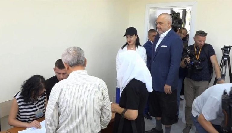 SHQIPËRIA VOTON/ Kryeministri shfaqet me një look të veçantë në qendrën e votimit