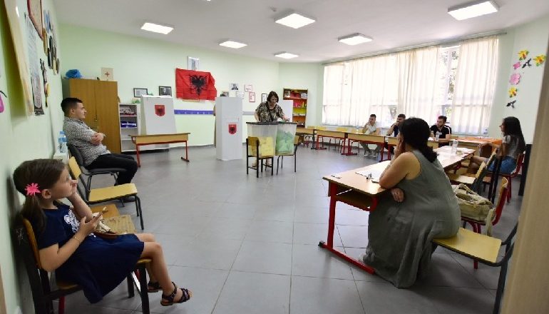 SHQIPËRIA VOTOI/ Komiteti Shqiptar i Helsinikit: Procesi i zgjedhjeve, i qetë dhe pa incidente
