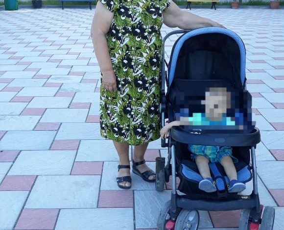 FOTO SA 1000 FJALË! Gjyshja mban mbesën teksa i shoqi voton, që më pas të votojë edhe ajo