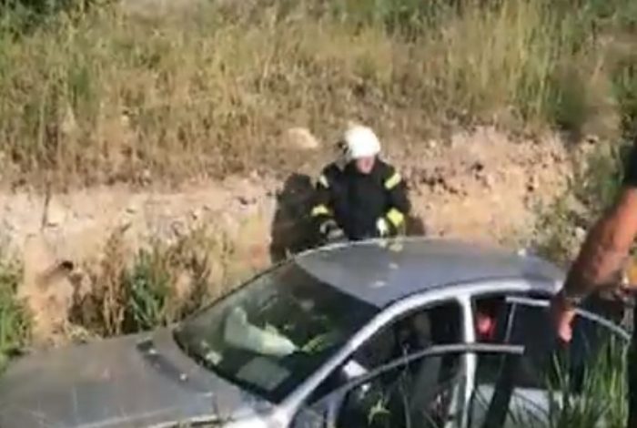 AKSIDENT I RËNDË NË AKSIN SHKODËR-KOPLIK/ Makina përfundon në kanal, plagosen nënë e bijë