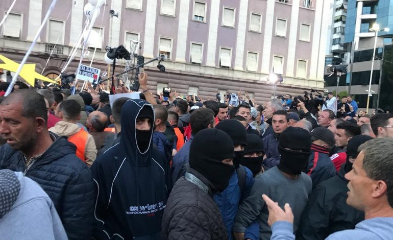 “ÇANTAT E MBUSHURA ME MJETE SHPËRTHYESE”/ Balla: Individ të dhunshëm të instruktuar brenda SHQUP plagosen 7 bijë nënash