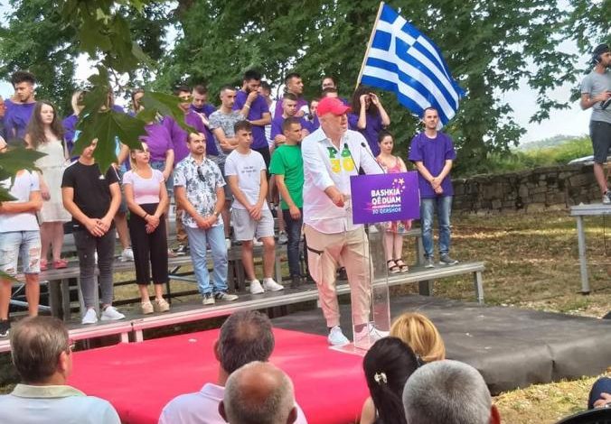 FOTOLAJM/ Debati në rrjetet sociale: Rama sqaron flamurin grek në zonën minoritare të Finiqit