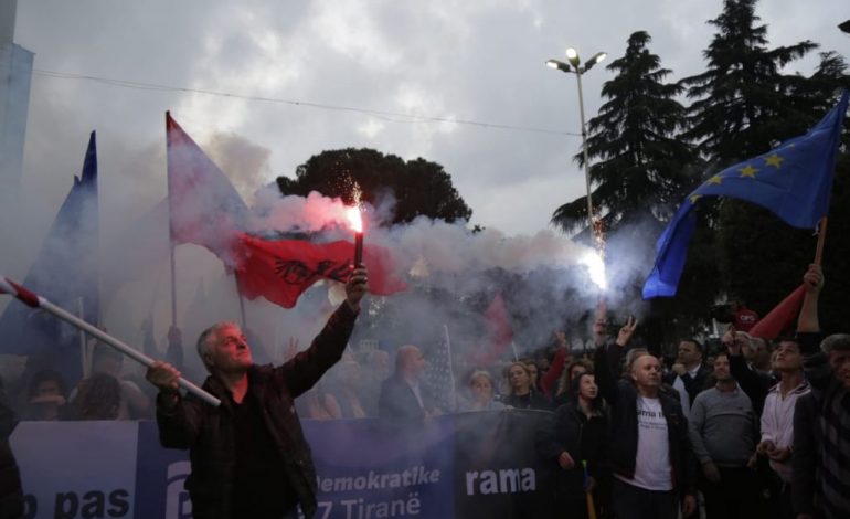 PROTESTA/ Militantët e opozitës kapsollë ndaj policisë, vjen thirrja e presidentit Ilir Meta