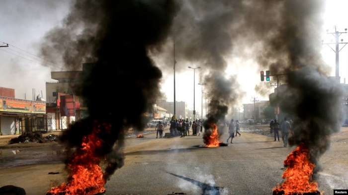 DHJETËRA TË VRARË NË SUDAN/ Forcat ushtarake hapin zjarr për të shpërndarë protestuesit