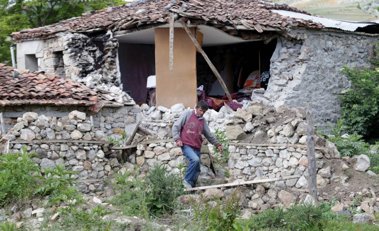 TËRMETET NË KORÇË/ Ministria e Mbrojtjes: Në total 307 banesa të dëmtuara, 95 prej tyre të shkatërruara