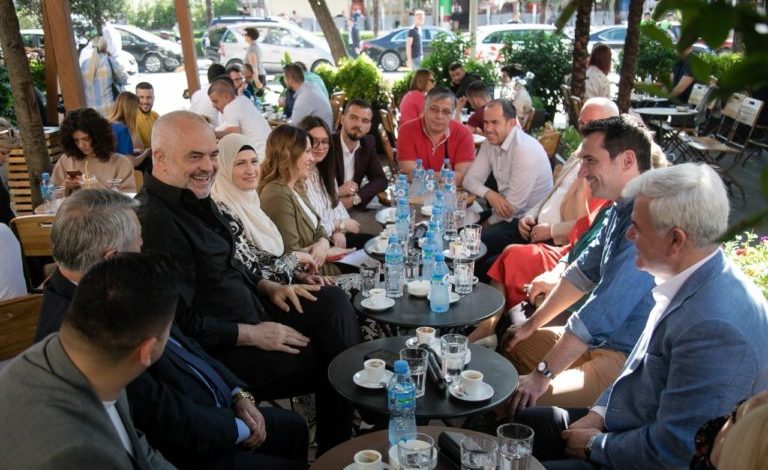 BATUTAT/ Rama ironizon: Saliu dhe luanin e bëri vegjetarian…i kishin rënë dhe flokët