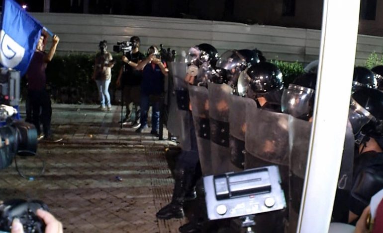 NUK I BINDEN BASHËS/ Protestuesit: A na thatë që do bjeri Rama sot?