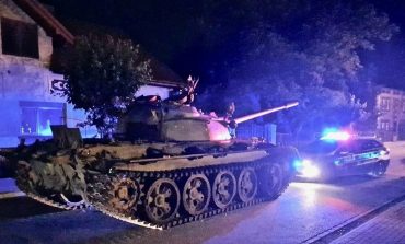 SHOFERI I DEHUR TERRORIZON BANORËT/ Shfaqet me tank në mes të qytetit