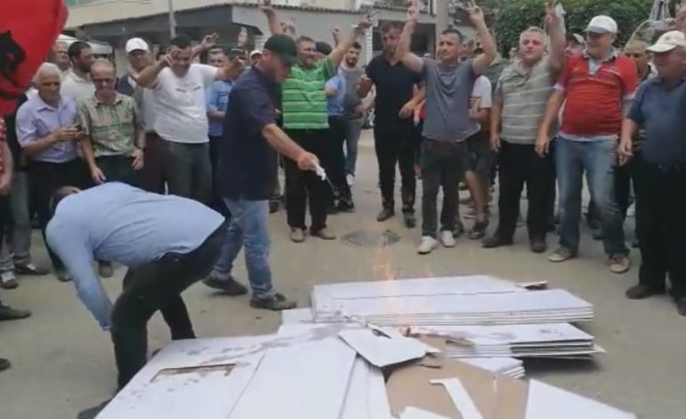 “NUK KA ZGJEDHJE PA PD-n”/ Militantët e opozitës u vendosin zjarrin materialeve në Klos