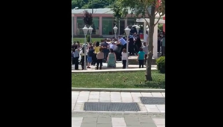 DREJTORË DHE SHEF POLICIE/ Në hetim 40 punonjës të bashkive Berat-Skrapar pas sulmeve