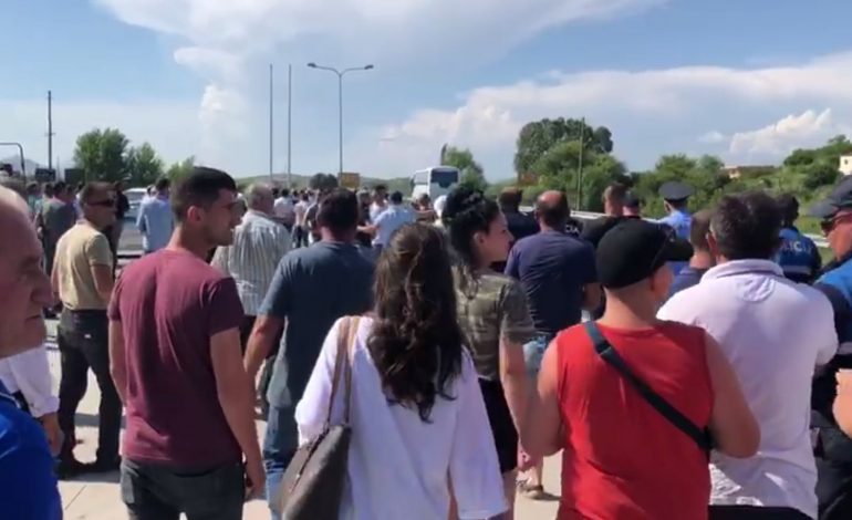 MILITANTËT BLLOKOJNË RRUGËN/ Në superstradën Lezhë-Shkodër tentojnë të ndalojnë…