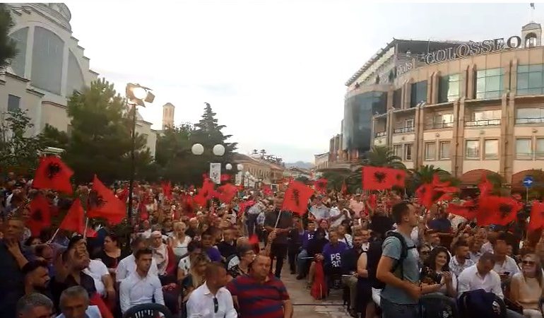 KRAHASIMI/ Dy anët e pedonales në Shkodër: Protestë dhe Fushatë