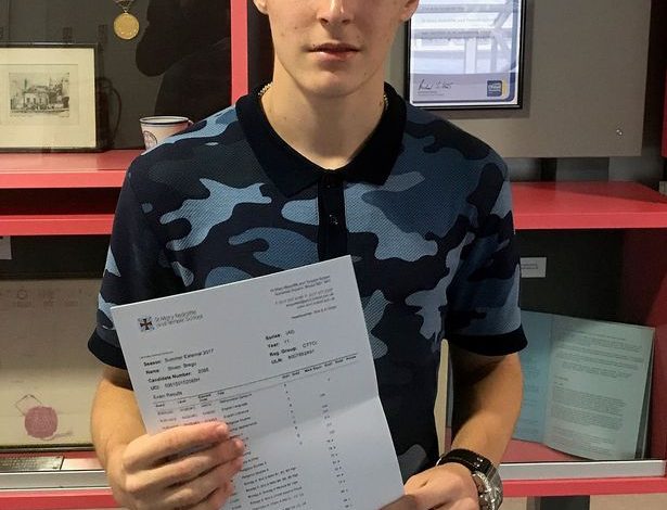 MËSUESIT BRITANIKË PETICION PËR DJALIN SHQIPTAR/ Është pasuri për vendin, ne kemi investuar për të (FOTO)