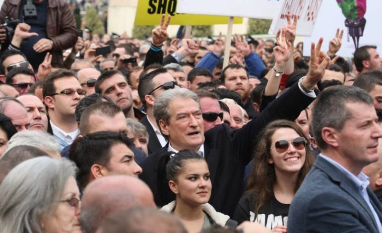 PROTESTA/ Sali Berisha entuziast: Cunami i jashtëzakonshëm po afron, Rama i lemerisur drejt vrimës së miut