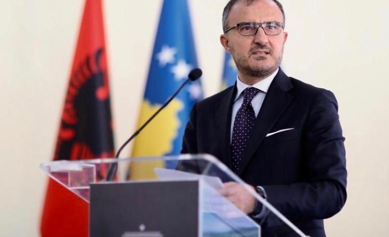 PROTESTA/ Reagon BE: Jemi të shqetësuar për episodet e dhunës. E papranueshme! Liderët…