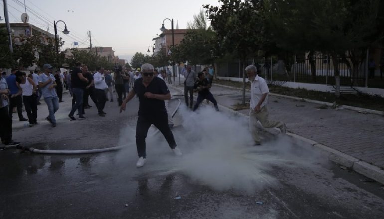 SULMET NDAJ KZAZ-ve/ Shqyen derën e Muzeut, gjykata lë në burg 3 protestuesit