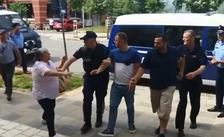SULMUAN KZAZ-t/ Punonjësit e bashkisë futen në gjykatë, Militantët: Do dilni, mos e vrisni mendjen