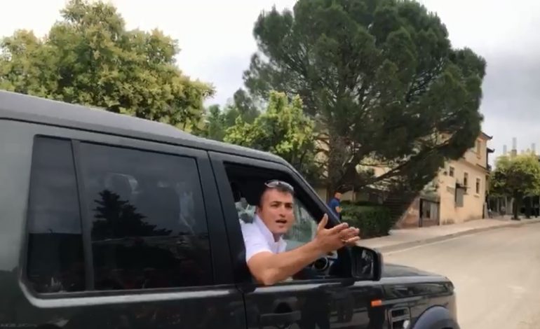 TENTOI T’I BLLOKOJË RRUGËN RAMËS/ Tërmet Peçi-ish-deputetit demokrat: Tritan respekte, ej do e pimë kafen pastaj? (VIDEO)