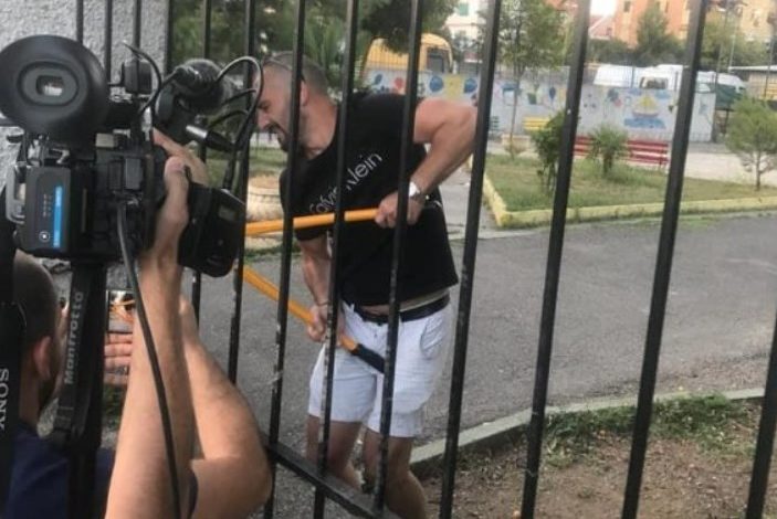 SITUATA NË SHKODËR/ Hapen edhe dy shkolla, futen materialet zgjedhore (VIDEO)