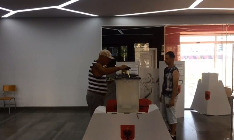 NIS VOTIMI EDHE NË VLORË/ Zgjidhet mes Dritan Lelit dhe Valbona Mezinit