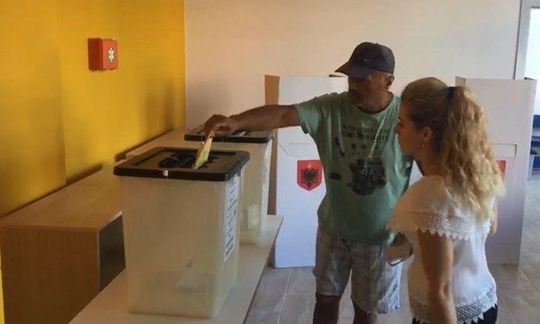 SHQIPËRIA VOTON/ Në Berat hapen të gjitha qendrat e votimit, tre kandidatë në garë për bashkinë e madhe