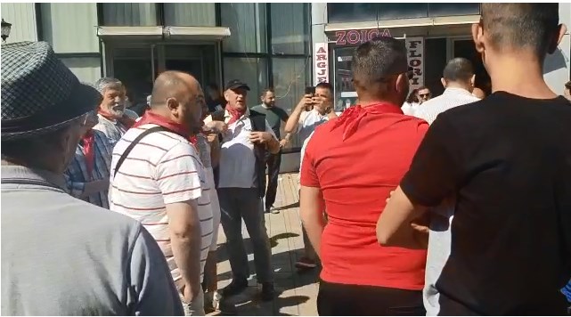 SHQIPËRIA VOTON/ Salianji “DIRIGJON” militantët para Bashkisë së Korçës, valle si në kohën e komunizmit