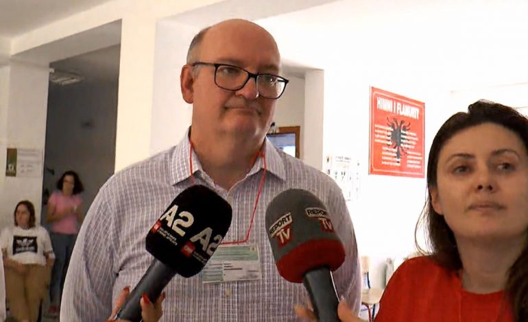SHQIPËRIA VOTON/ Ambasadori britanik VËZHGON në Kamëz: Proces i qetë, shpresojmë…