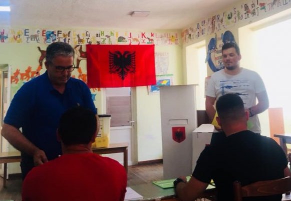 SHQIPËRIA VOTON/ Kryebashkiaku që garon për mandat të dytë voton me të birin