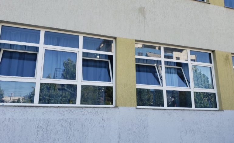 SHQIPËRIA VOTON/ Punonjësit e bashkisë Kamëz i binden Mziut dhe filmojnë votuesit, vëzhguesit mbyllin dritaret me perde