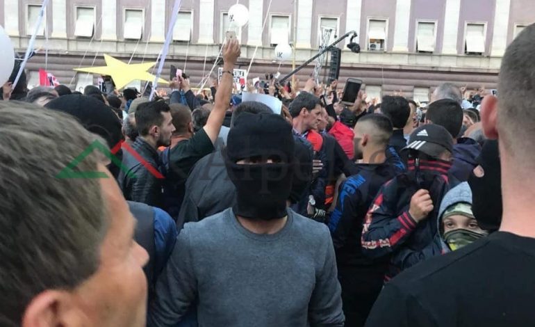 PROTESTA/ Fëmijë të MASKUAR sulmojnë Kuvendin, “zhduket” Basha