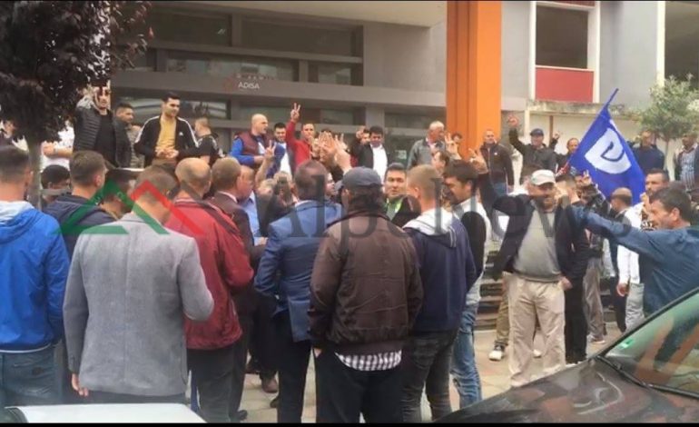“PARALAJMËRIMI I FUNDIT PËR…”/ Protesta e 7 kombëtare e opozitës, nisen drejt Tiranës militantët nga rrethe (FOTO+VIDEO)