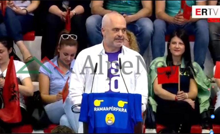 ÇELJA E FUSHATËS SË PS/ Lali Eri i dhuron kryeministrit bluzën: Rama, ik përpara!