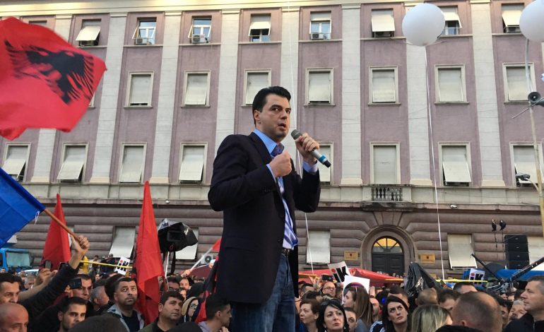 PAMJET ME DRON/ Ja sa veta janë në protestë teksa Basha mban fjalimin