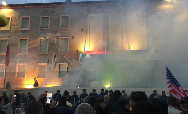 TENSIONOHET SITUATA/ Gjatë fjalës së Bashës PROTESTUHESIT, hedhin kopsolla në drejtim të policisë (VIDEO)