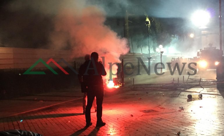 PROTESTA/ Dalin PAMJET, momenti kur militantët hedhin bomba molotov drejt Kuvendit