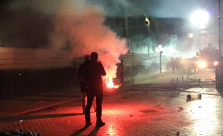 MINUTË PAS MINUTE/ Protestuesit ZHVENDOSEN drejt selisë së PD-së