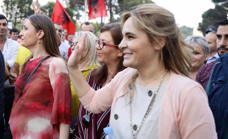 “HOLLANDA NA DHA FUND”/ Rekord komentesh negative ndaj Kryemadhit: U lumturove ti dhe burri jot se keni pashaportë…