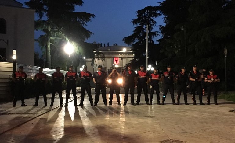 “NDIZNI DRITAT MOS I ULNI GISHTAT”/ Basha drejton turmën te Parlamenti: Për Shqipërinë ne jemi shpresa e vetme