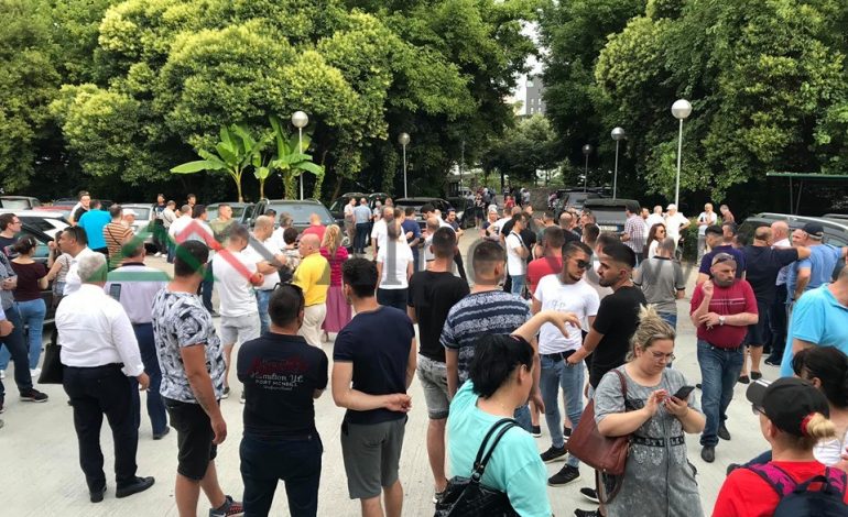 20 VETA NGA FORUMI RINOR NË OBORR/ PD “ekzaltohet”: Mijëra njerëz erdhën për përgjimet…