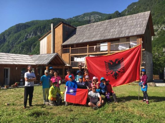 EKPLOROJNË BUKURITË NATYRORE/ Turistët e huaj “pushtojnë” Thethin (FOTOT)