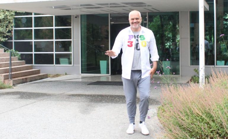 30 QERSHORI/ Prapaskenat e mbledhjes së kryesisë së PS: Rama shkon me tuta dhe atlete të bardha (FOTO)
