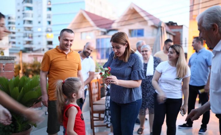 ZGJEDHJET/ Manastirliu me banorët e Njësisë 9: Të dielën votojmë për t’u ndarë nga politika e përçarjes dhe shkatërrimit