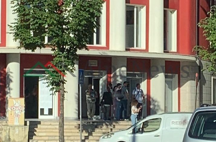 SOT ZGJEDHJET/ Nis zyrtarisht procesi i VOTIMIT. Fluks qytetarësh tek “Liceu Artistik” (PAMJET)