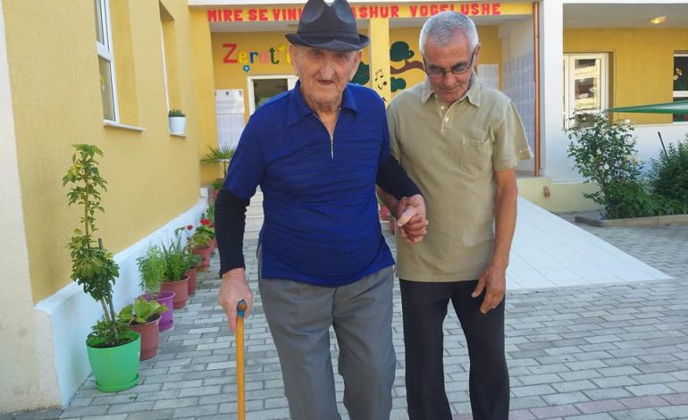 FOTOLAJM/ Ky është 98 vjeçari që befasoi komisionerët pas hapjes së qendrave të votimit