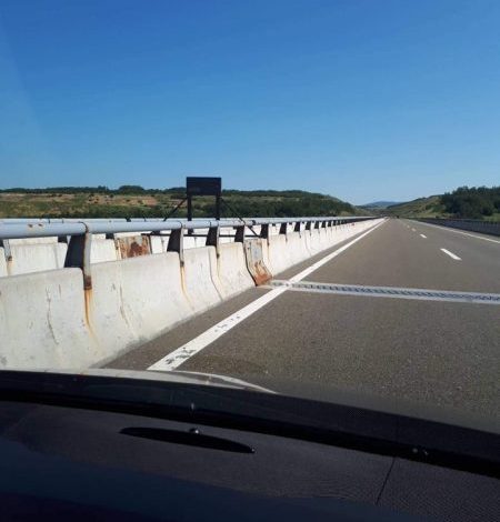 AKSIDENTI NË AUTOSTRADË/ Vdesin dy të rinj, ranë në humnerë. Ndalohen 3 shoferë autobusi