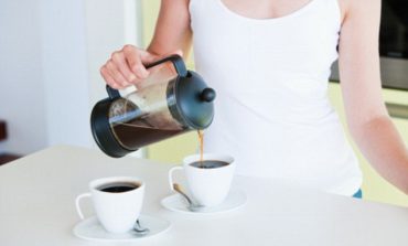 STUDIMI I RI QË PO I HABIT TË GJITHË/ "Nëse pini 25 kafe në ditë, nuk ..."
